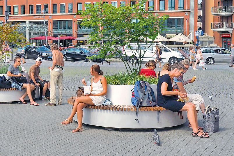 Green circular benches, Den Bosch (NL).