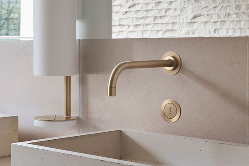 The VOLA 4321 basin tap in Brushed Gold features an on-off sensor.