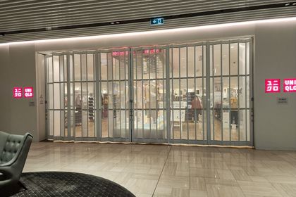 Quality folding doors for global retailer Uniqlo