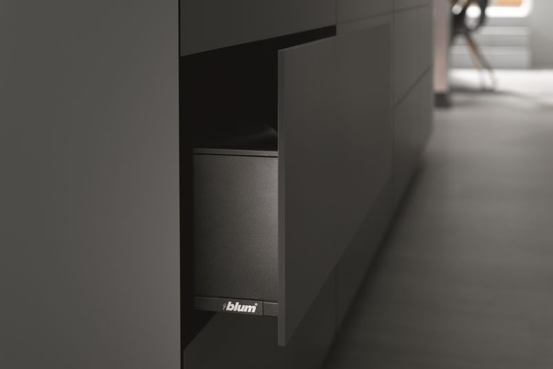 Thin fronts for LEGRABOX from Blum.