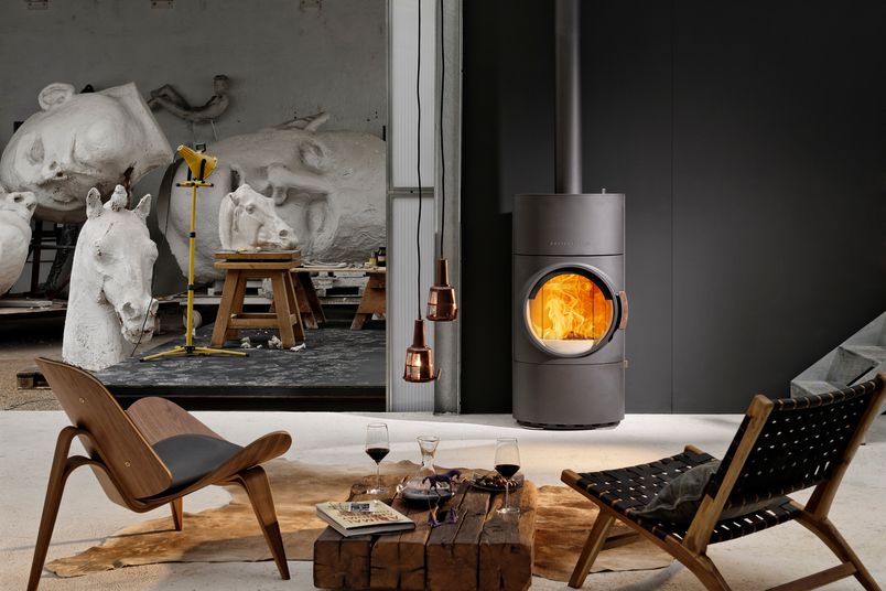 Clou Xtra freestanding fireplace features a large firebox with round glass door.